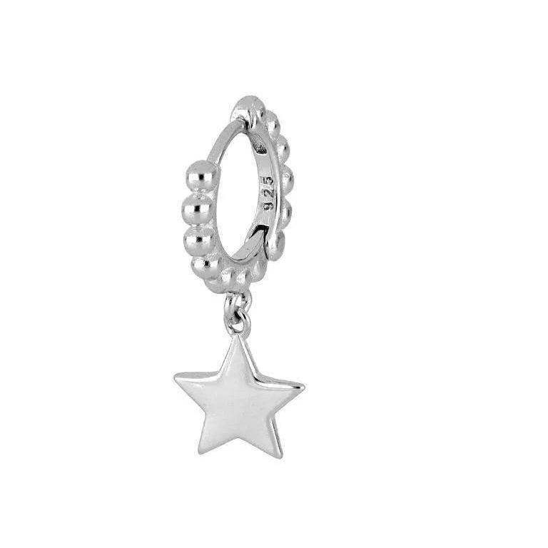 Detalle del pendiente aro con bolitas y estrella, pieza fina y versátil
