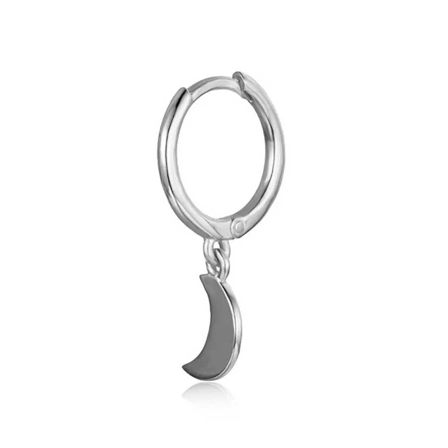 Aro con luna colgante, accesorio sencillo y versátil para crear un look celestial
