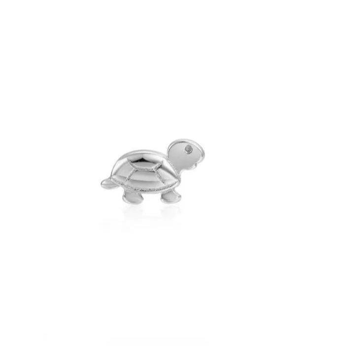 Detalle del pendiente Tortuga Mini en plata de ley 925 bañada en oro, pieza delicada