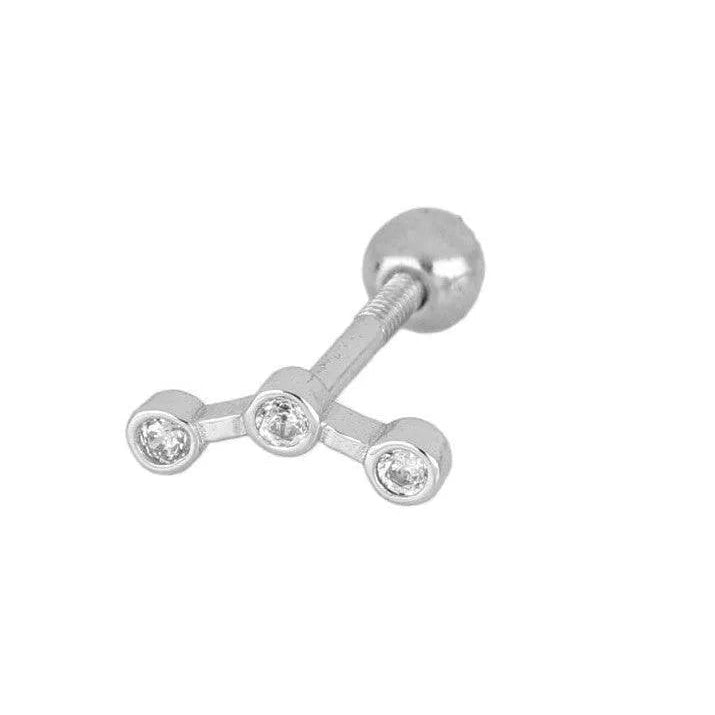 Detalle del piercing de barra con tres circonitas, diseño fino en plata de ley 925