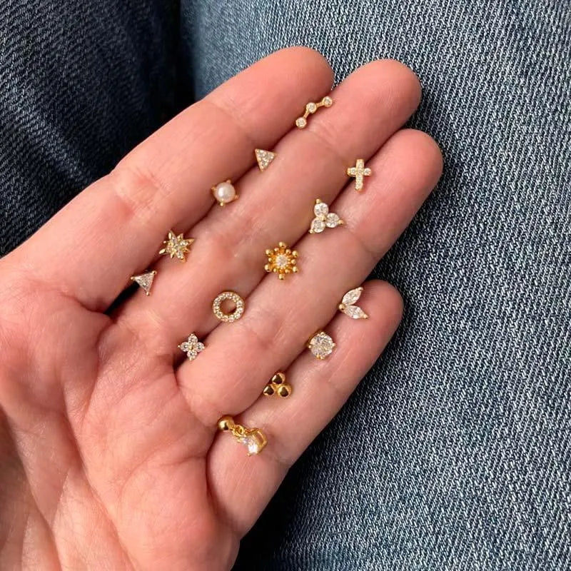 Piercing barra con tres circonitas visto de cerca, accesorio delicado para la oreja