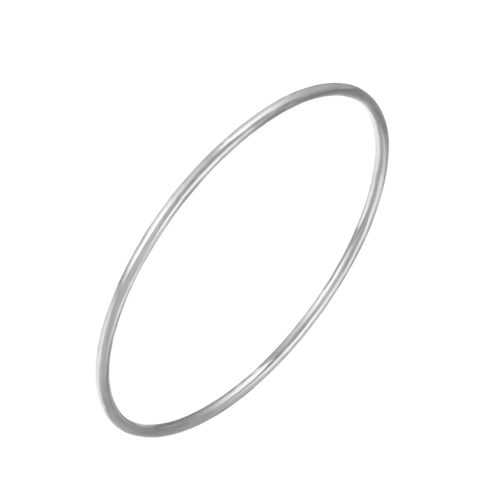 Detalle de la pulsera esclava lisa de acero, pieza rígida con acabado pulido