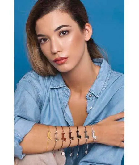 Detalle de Pulsera Teckel, accesorio divertido con diseño de perro salchicha