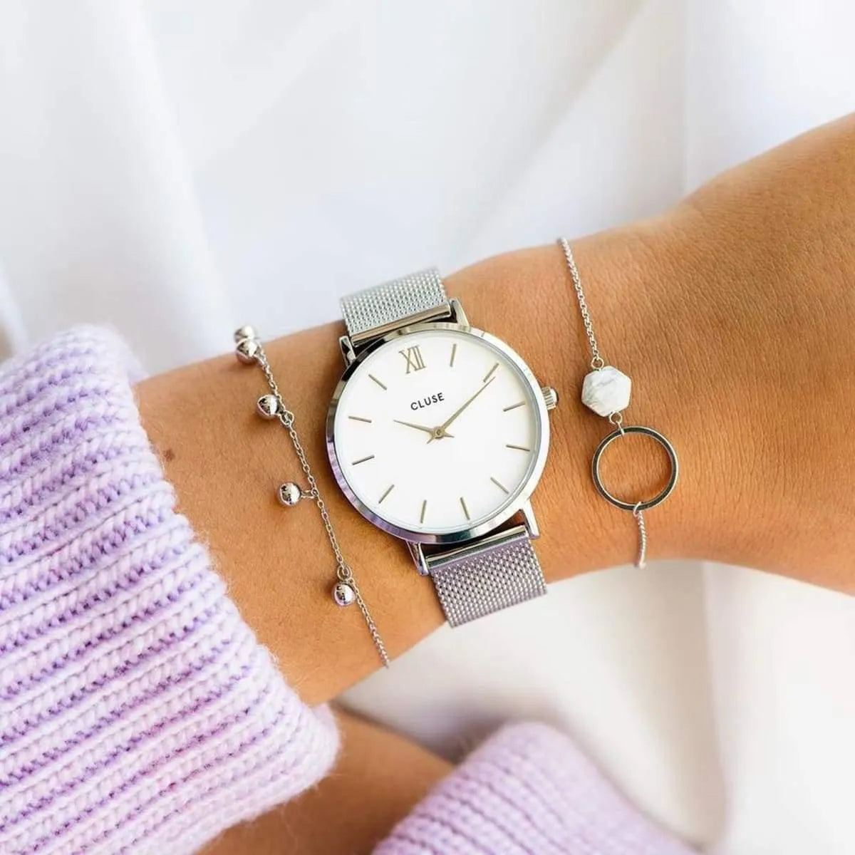 Vista adicional del reloj Cluse Minuit Mesh blanco y plata, estilo fino y elegante