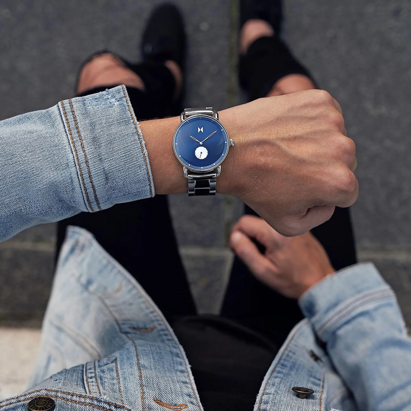 Vista adicional del reloj MVMT Revolver Opar, diseño sobrio y actual