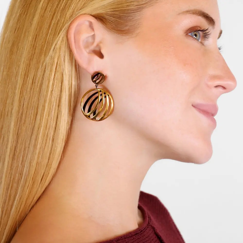 Pendientes dorado y negro en look elegante, ejemplo de combinación de metales moderna de Cobalto Accesorios Valencia.