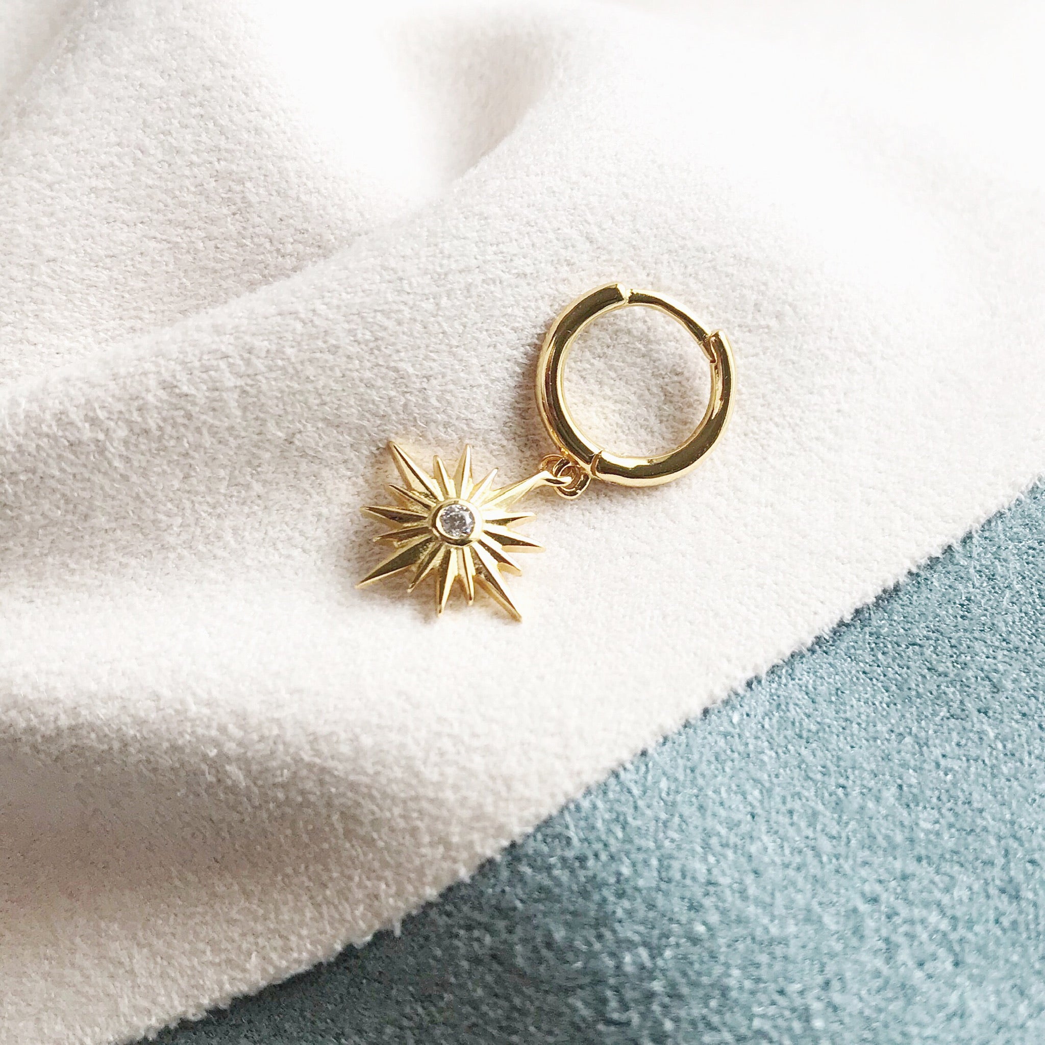 Aros con charm pequeño, ideales para looks diarios con un toque de brillo