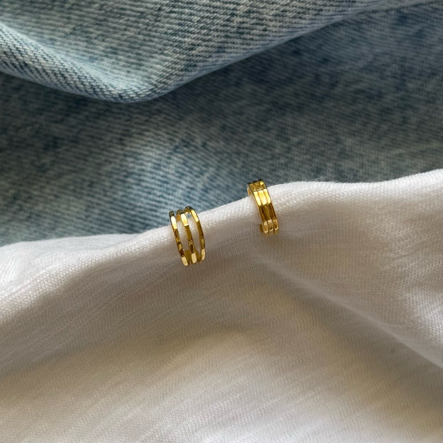 Ear cuff dorado con textura, pendiente moderno sin agujero.