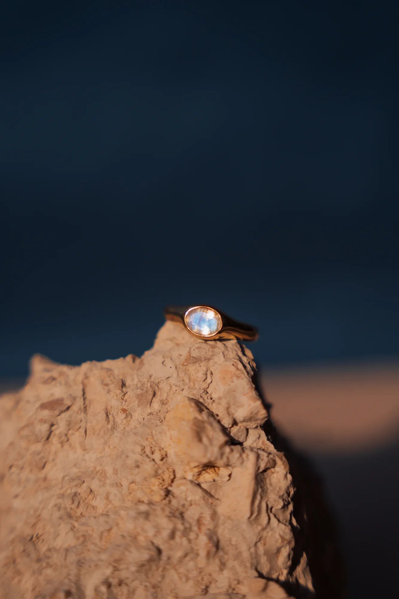 Anillos con piedras — anillo circonita baguette de colores — Cobalto Accesorios