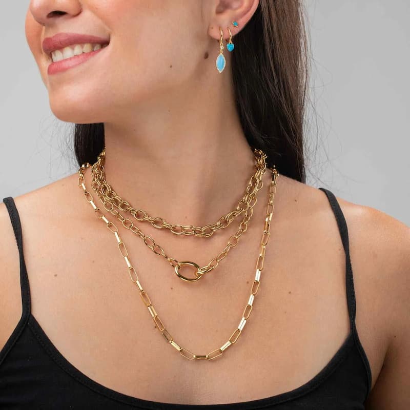 Collares que visten: cadenas finas y colgantes con significado