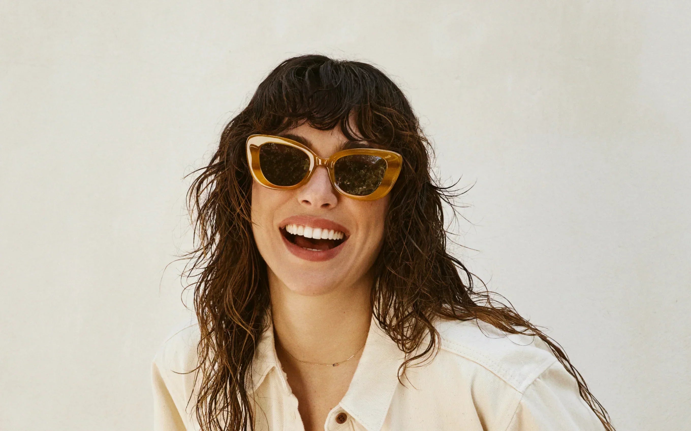 Mujer con gafas de sol Mr. Boho estilo cat-eye en tono ámbar, look moderno y sofisticado, disponibles en Cobalto Accesorios.