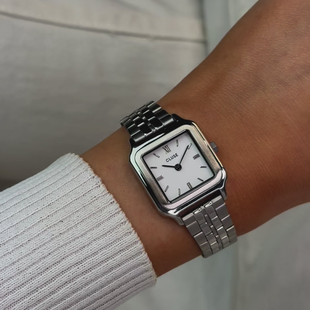 Detalle del Reloj Cluse Gracieuse Petite con esfera blanca y diseño clásico