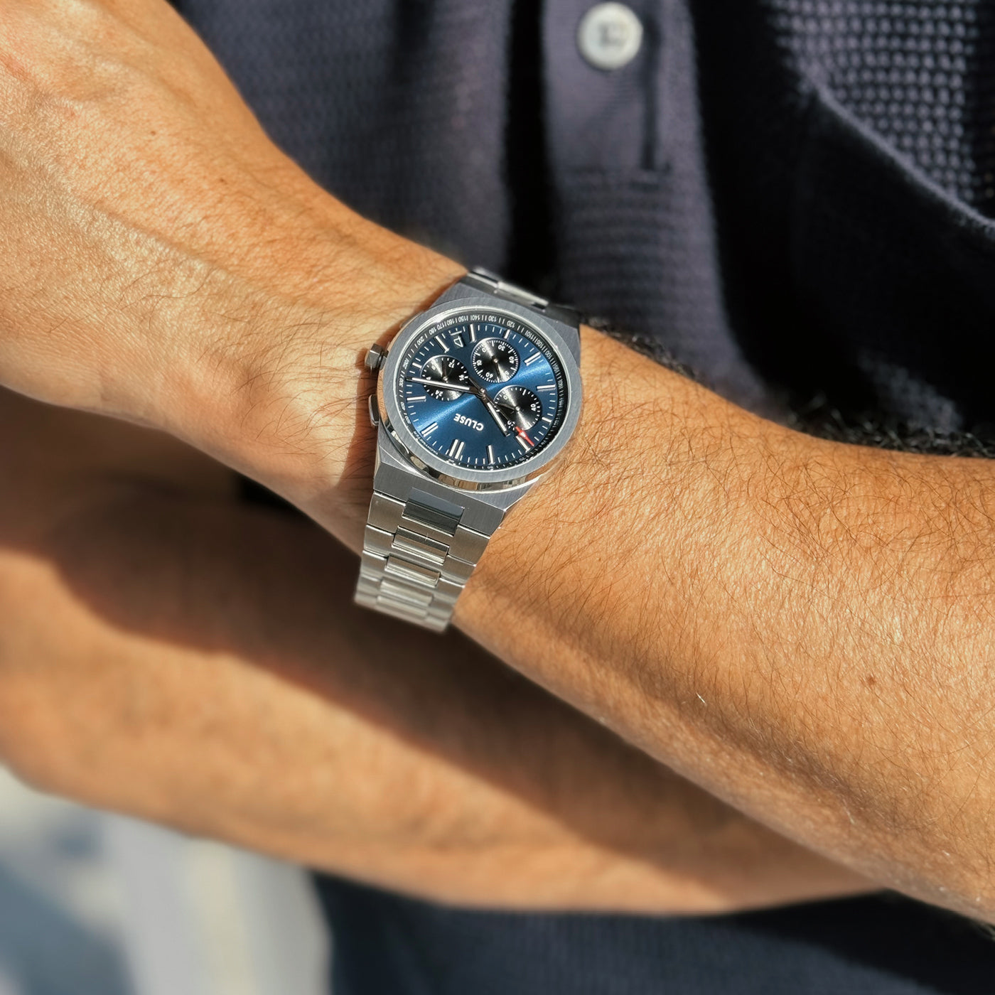 Detalle del Reloj Cluse Vigoureux Multifunción con esfera azul y caja plateada