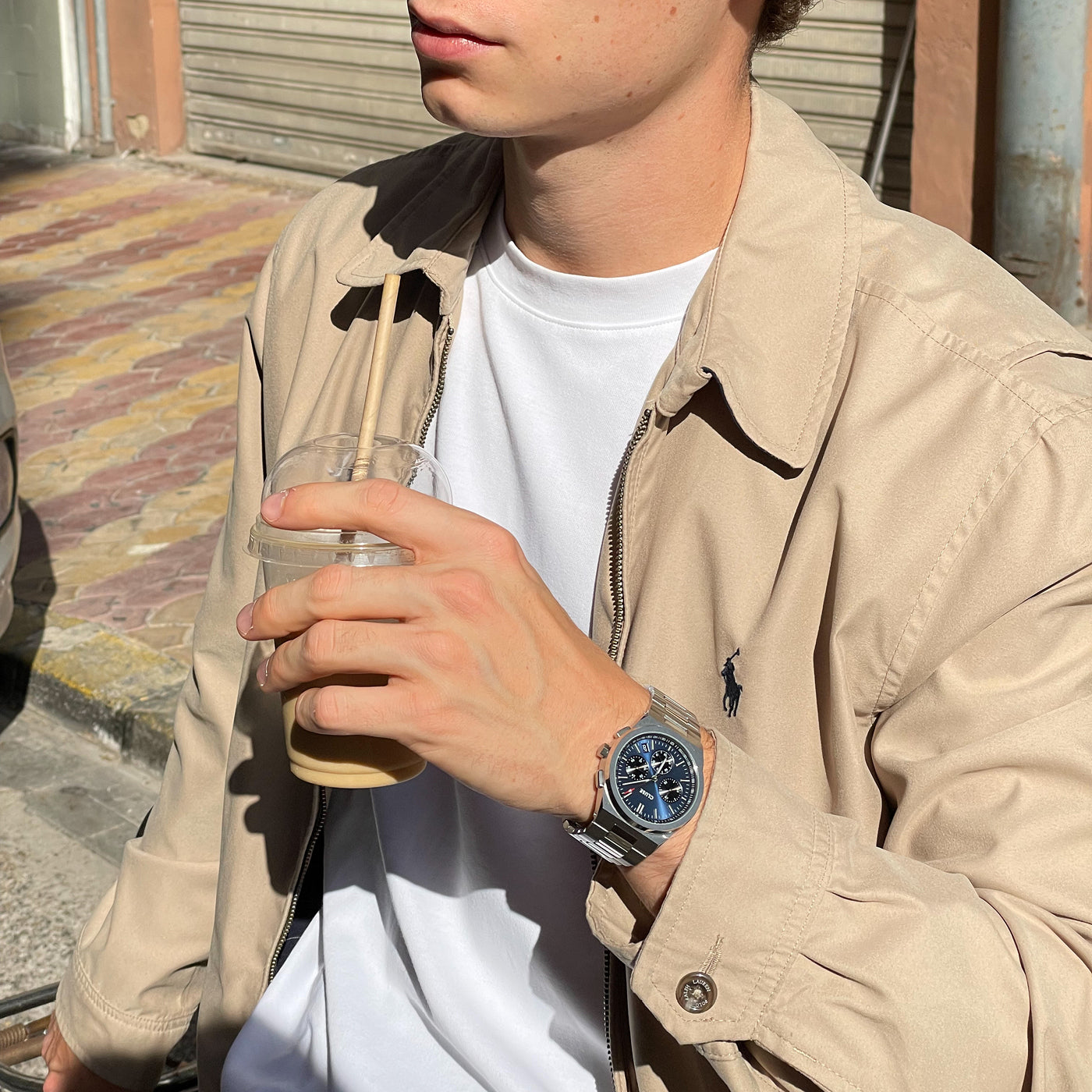 Detalle del Reloj Cluse Vigoureux Multifunción con esfera azul y caja plateada