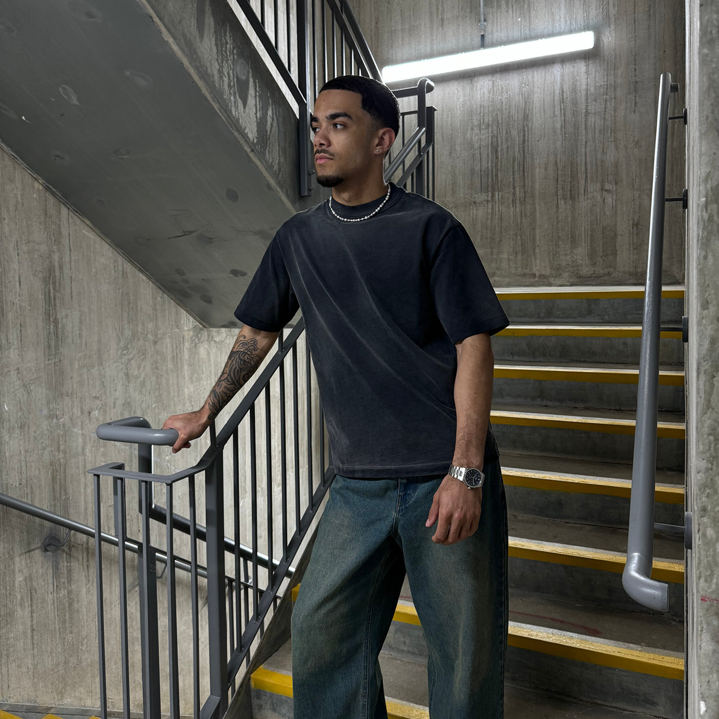 Detalle del Reloj Cluse Vigoureux Multifunción con esfera azul y caja plateada