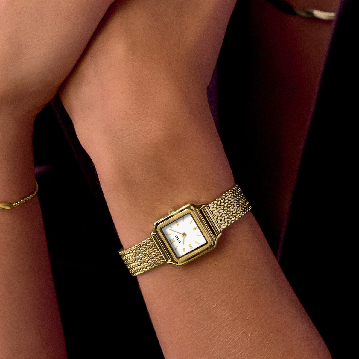 Primer plano del reloj Cluse Gracieuse Mini dorado de esfera blanca en la muñeca - Cobalto Accesorios