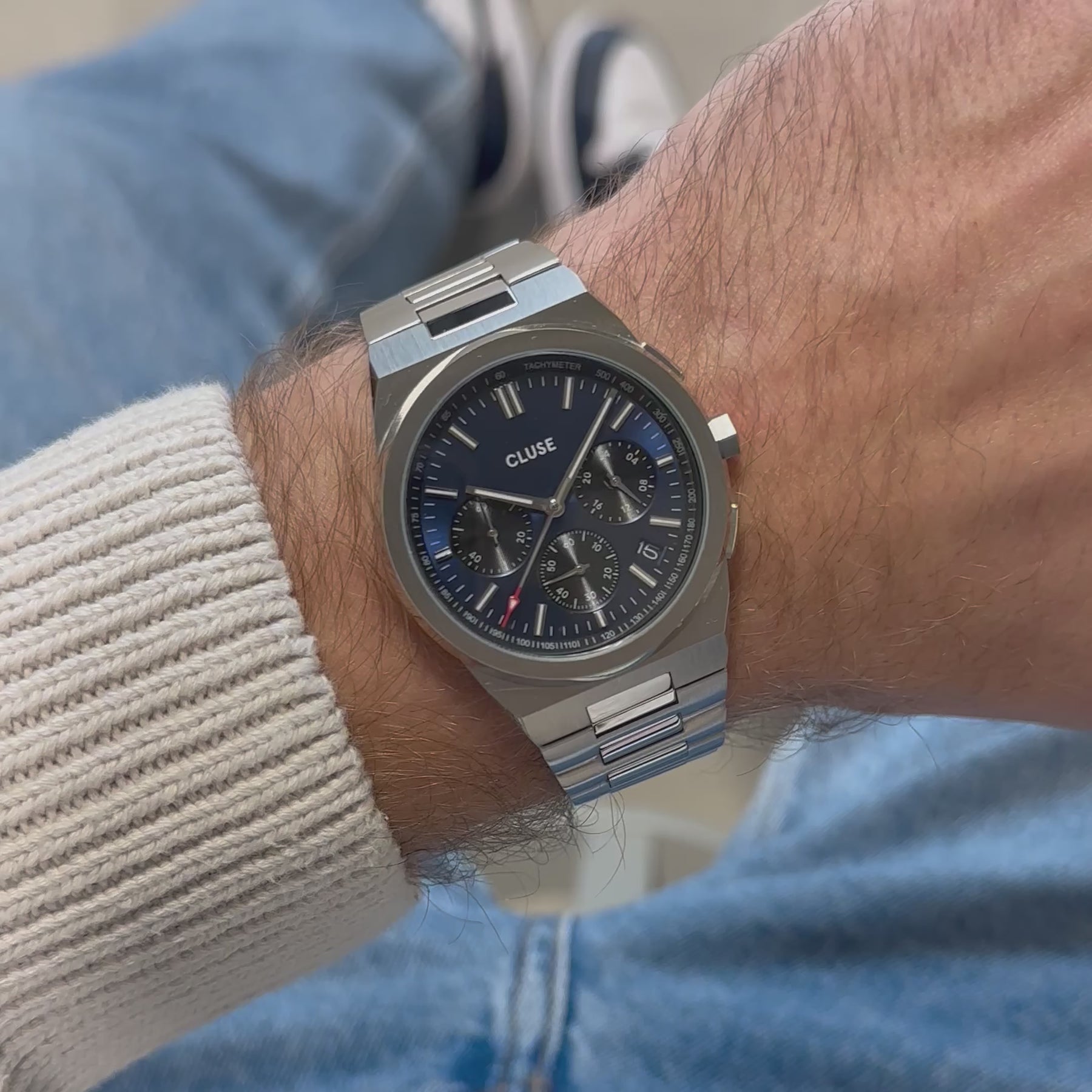 Detalle del Reloj Cluse Vigoureux Multifunción con esfera azul y caja plateada