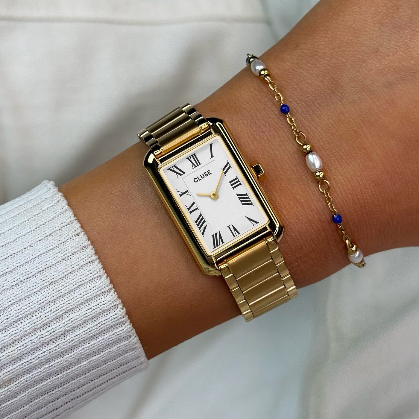 Detalle del Reloj Cluse Belisenna con esfera blanca y elegancia atemporal