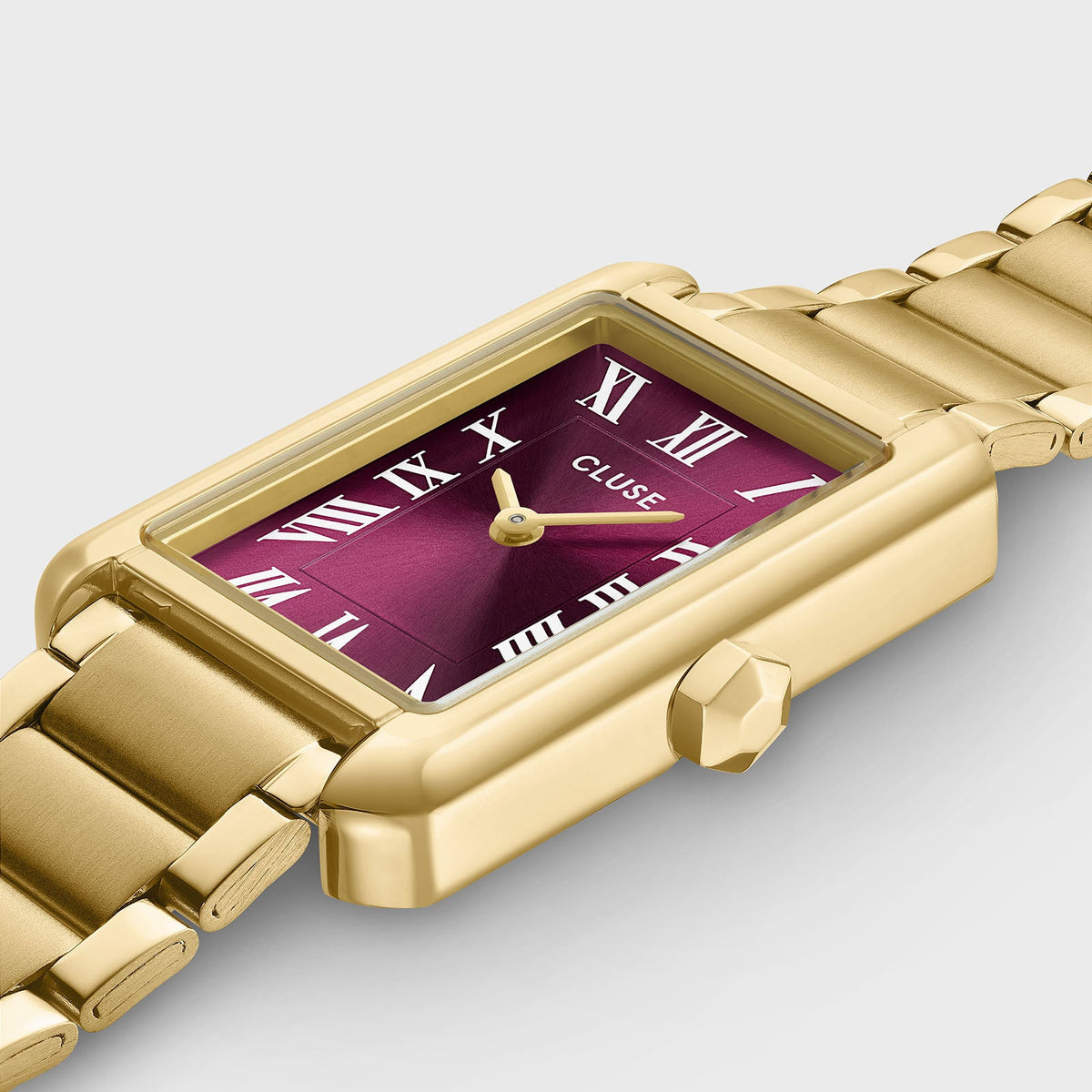 Detalle de la caja rectangular y la correa de eslabones del reloj Cluse Belisenna dorado - Cobalto Accesorios