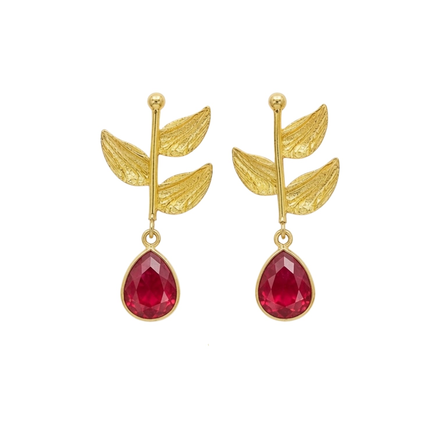 Pendientes Aurora Rubí: ramita dorada con lágrima de rubí rojo oscuro sobre fondo blanco