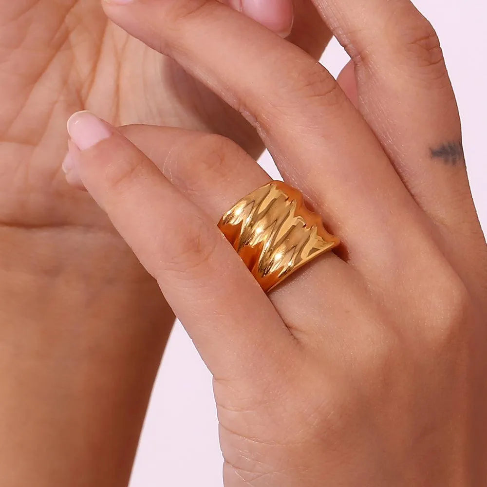 Anillo ancho de ondas en acero inoxidable, diseño con volumen y forma orgánica