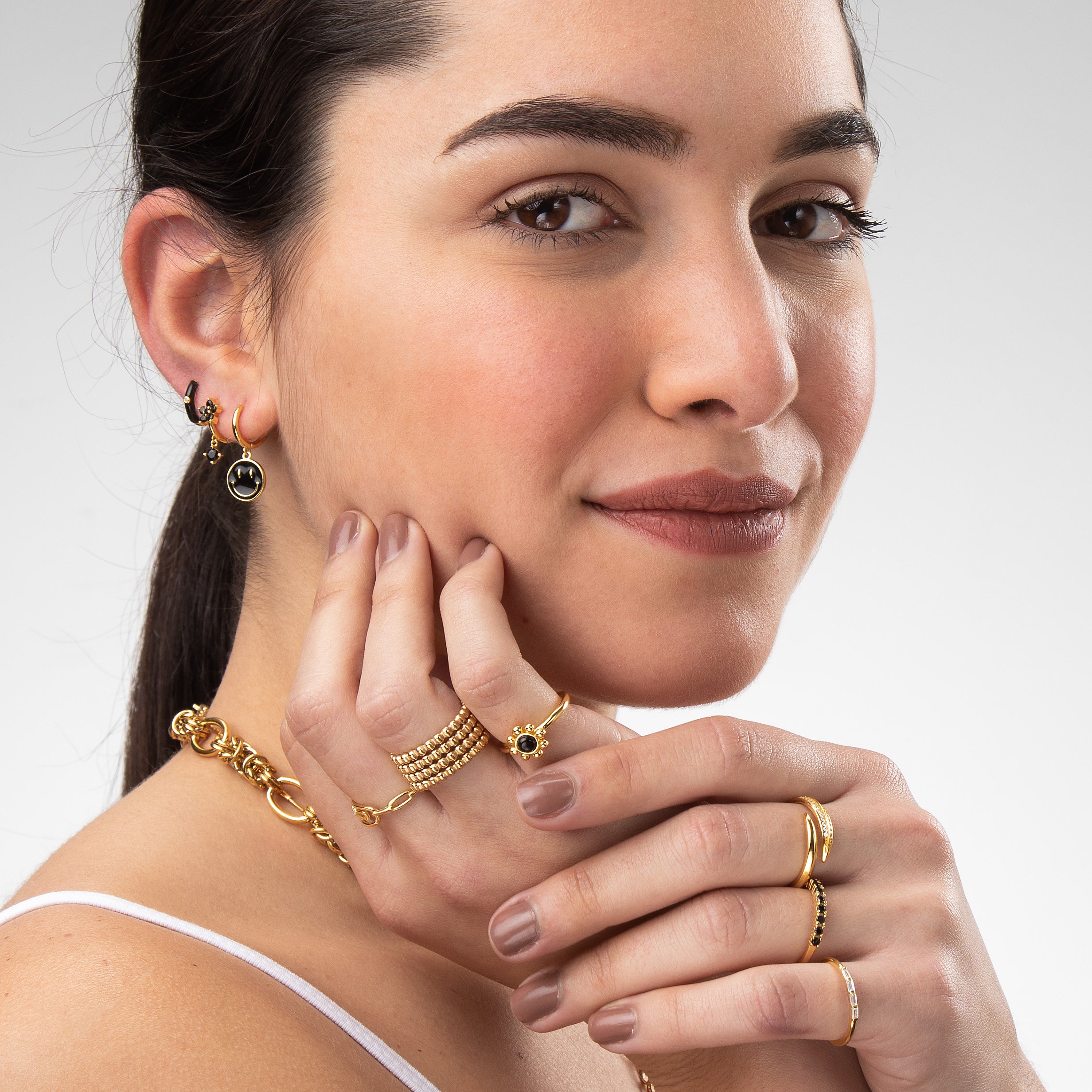 Vista adicional del Anillo Bubble ancho con bolitas, accesorio dorado con textura
