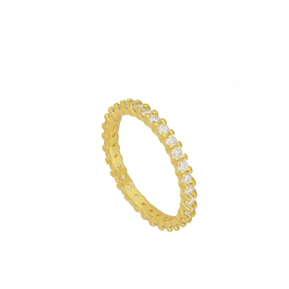 Anillo con circonitas de colores visto de cerca, accesorio moderno y luminoso