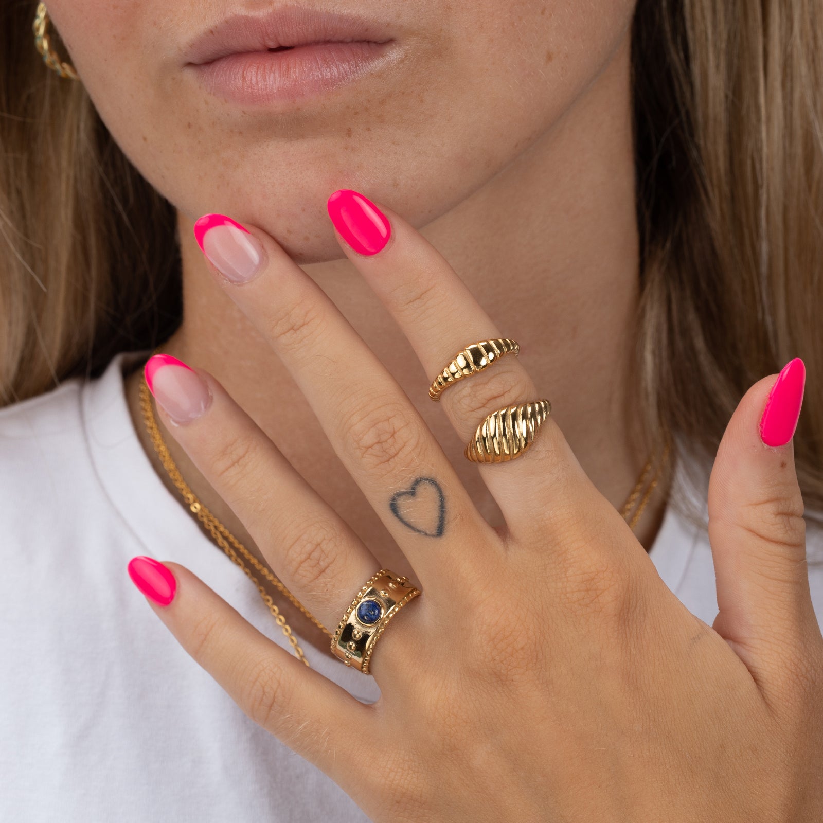 Detalle del Anillo Croissant de acero, pieza moderna con acabado trabajado
