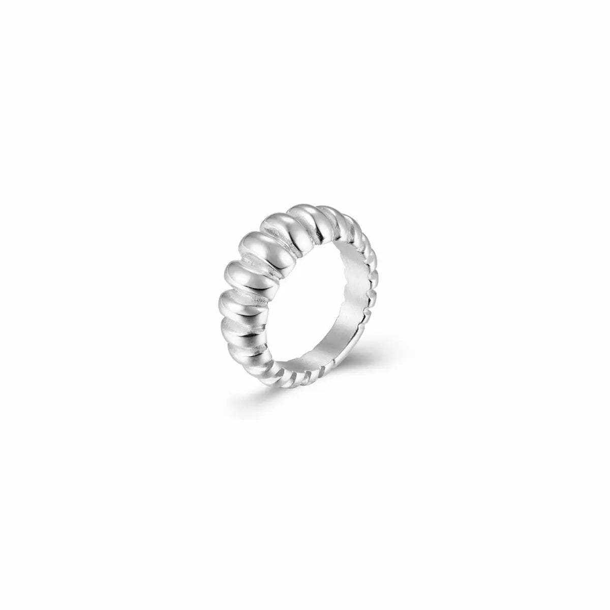 Anillo Croissant Clásico plateado, pieza con textura y acabado elegante