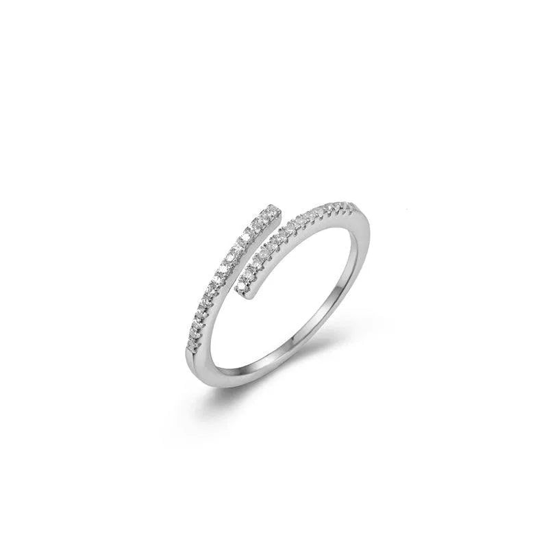 Detalle del anillo cruzado con circonitas, pieza dorada con brillo elegante