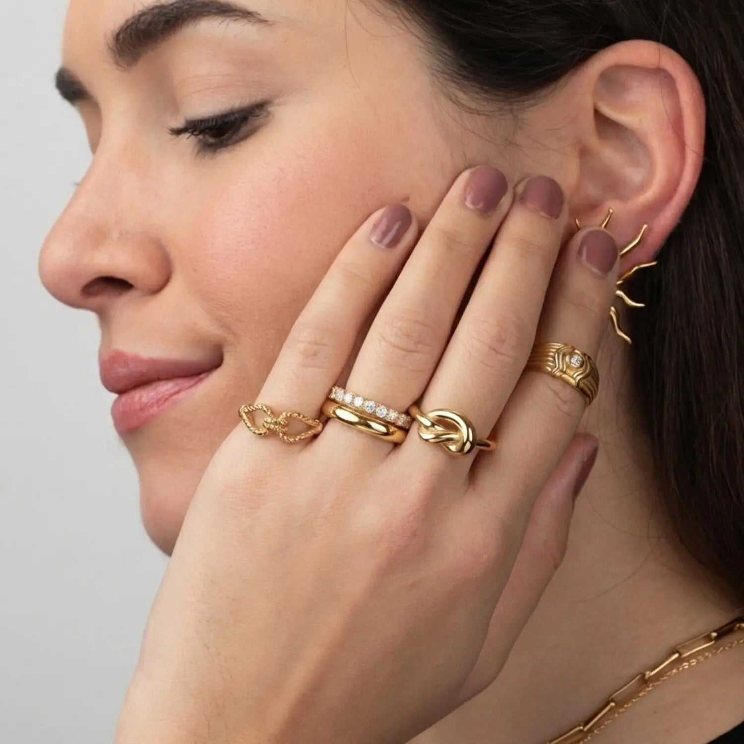 Modelo con Anillo Destello Doble de acero con circonitas combinado con otros anillos
