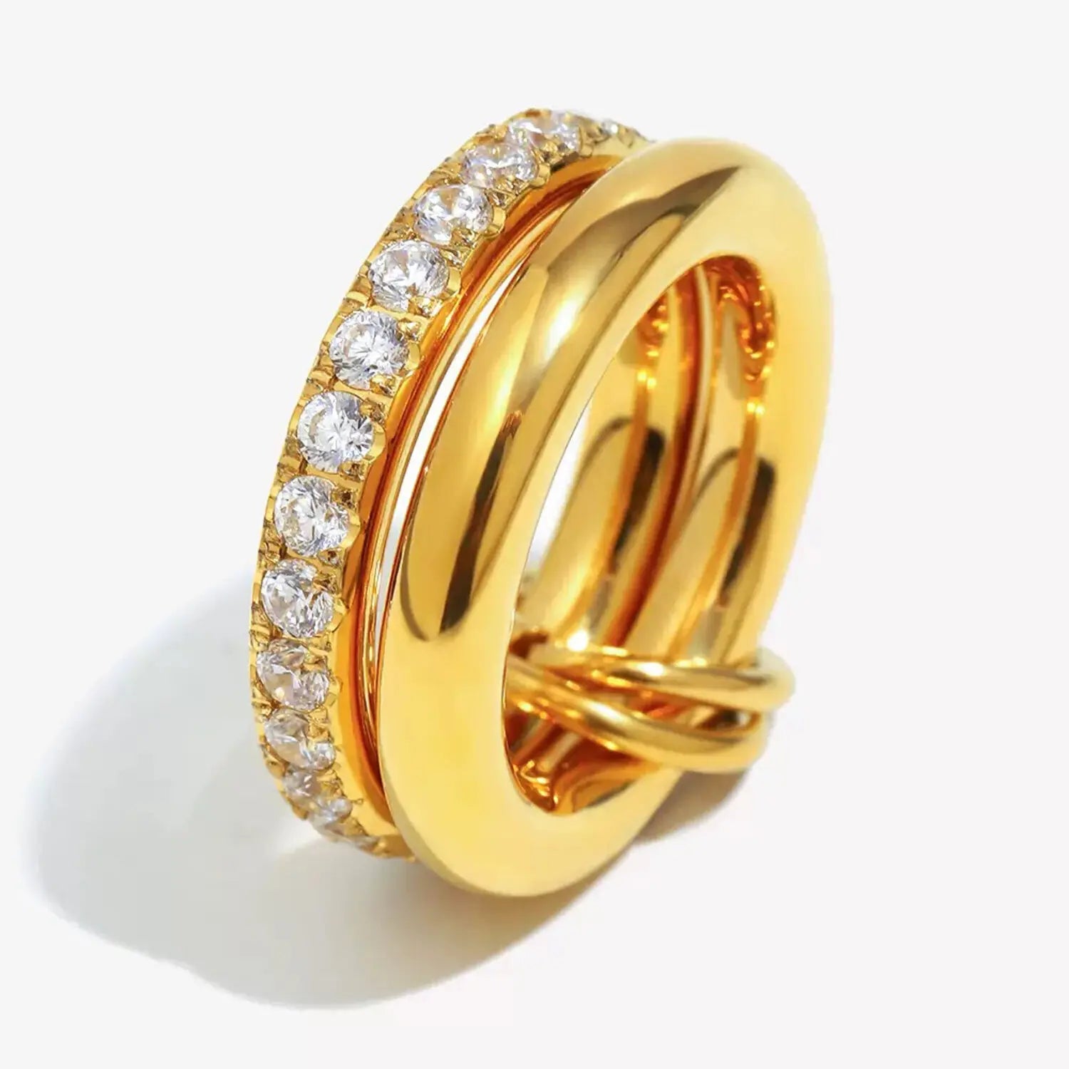 Anillo Destello Doble de acero en color oro con circonitas, diseño elegante y luminoso