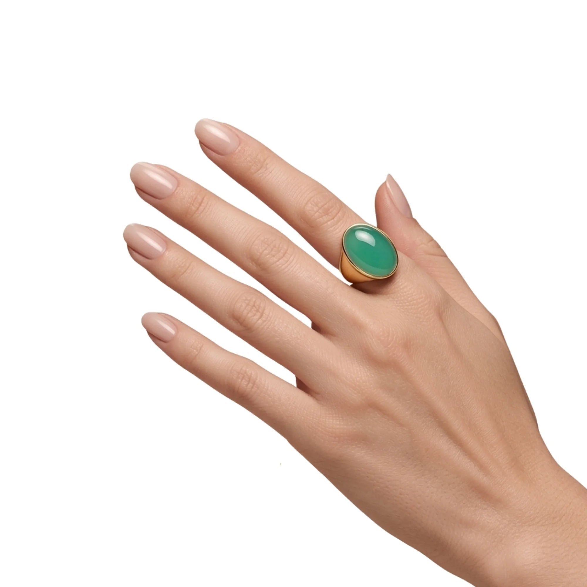 Anillo óvalo XL con calcedonia verde en dedo de mujer, montura dorada