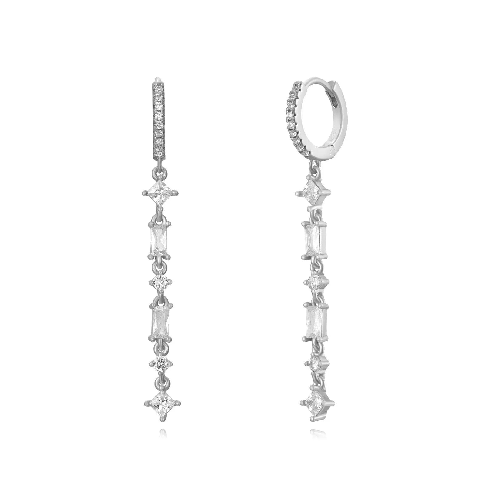 Vista adicional de aros con 6 circonitas colgando, accesorio elegante y luminoso