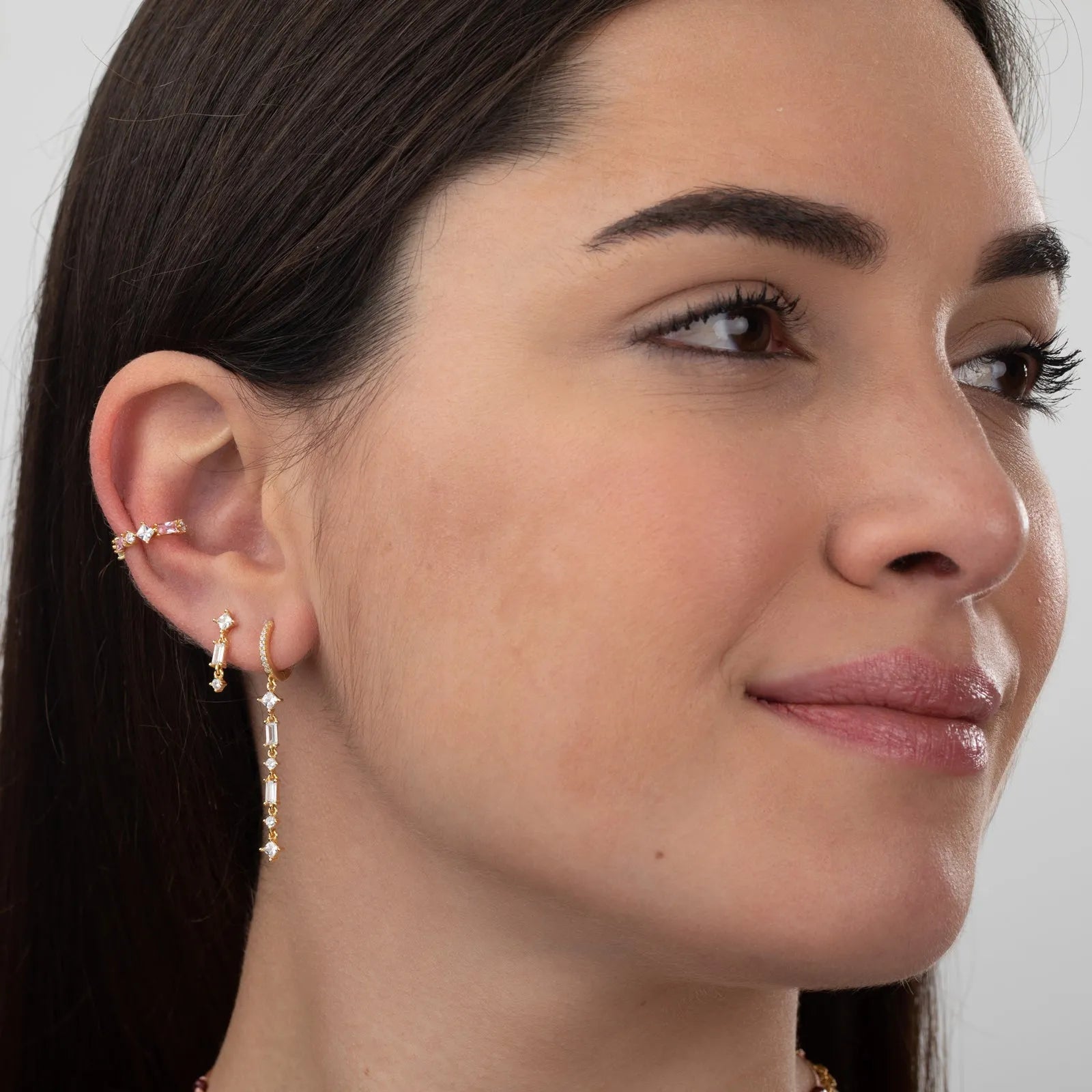 Aros con 6 circonitas colgantes, diseño fino para eventos y looks especiales
