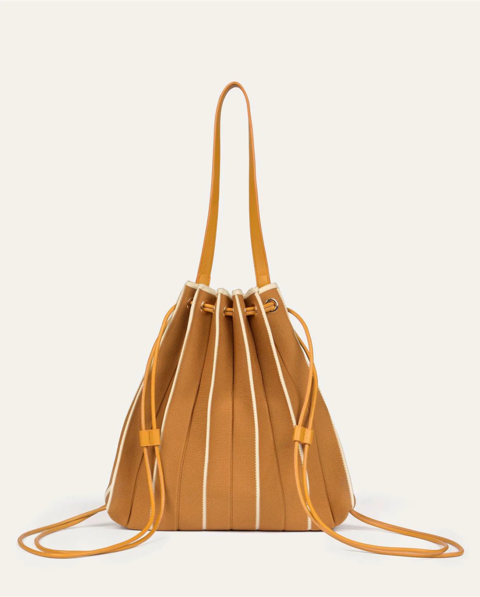 Bolso mochila de punto plisado camel con cordones largos para llevar cruzado - Cobalto Accesorios Valencia
