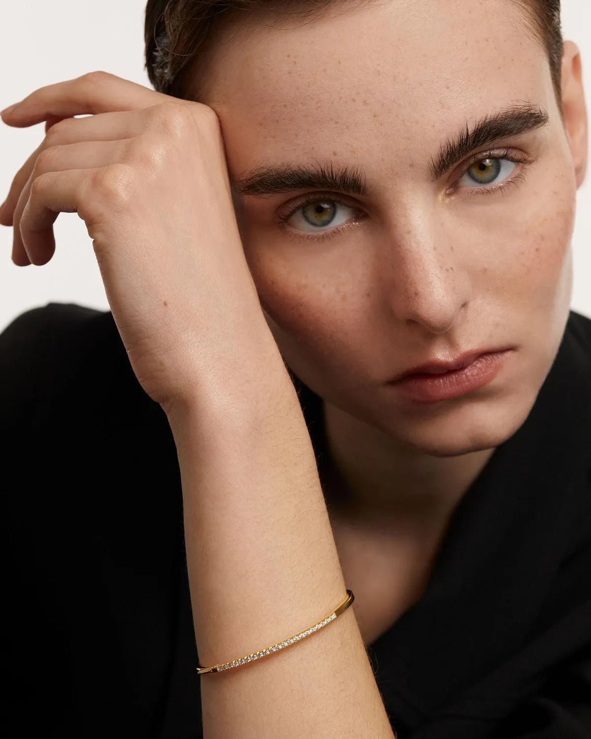 Detalle del Brazalete April de PdPaola, pieza fina con acabado cuidado