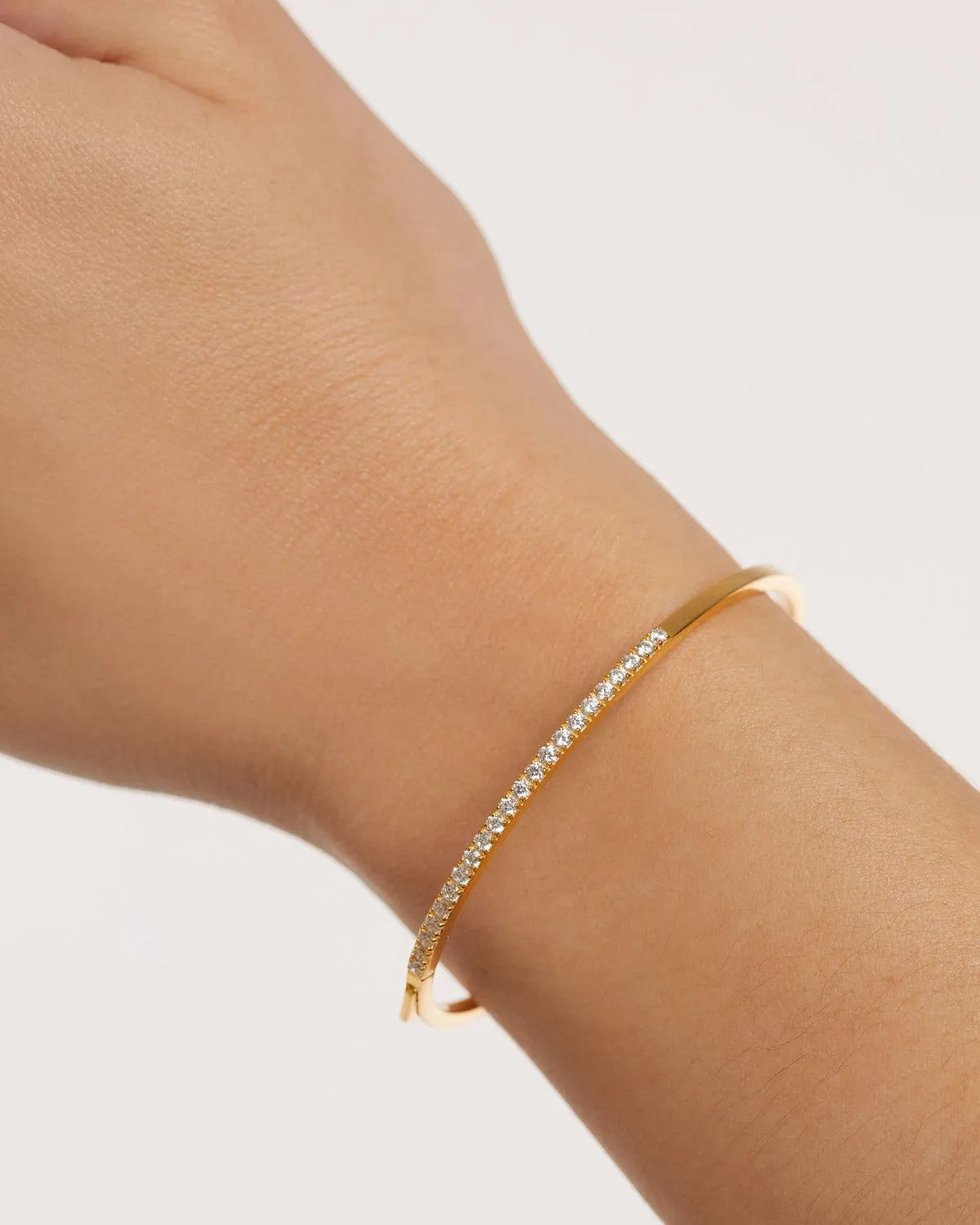 Brazalete April de PdPaola visto de cerca, accesorio elegante para diario