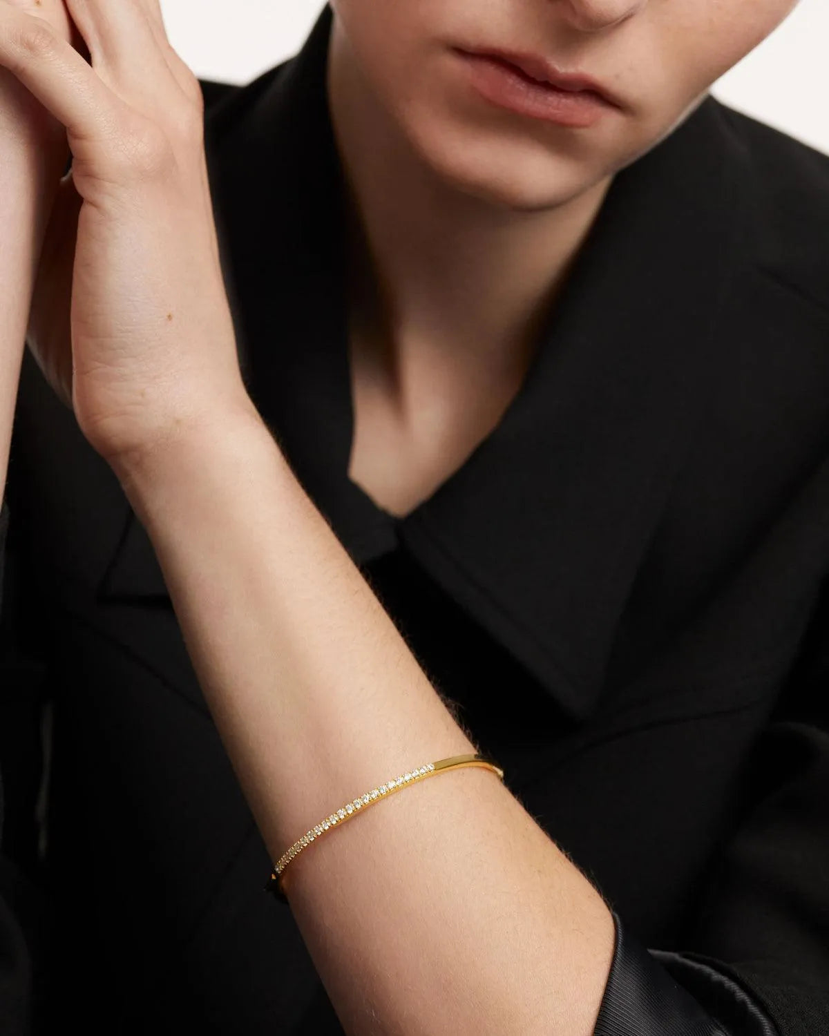 Brazalete April PdPaola con acabado elegante, accesorio para looks sofisticados