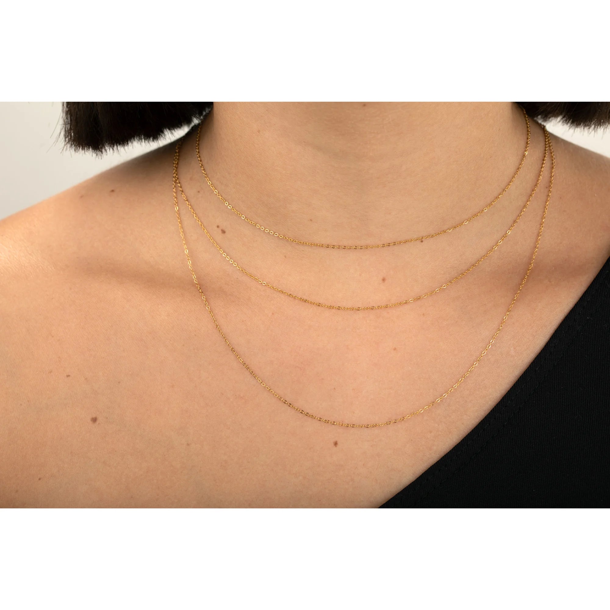 Comparativa de los tres largos de la cadena rolo dorada sobre el cuello*