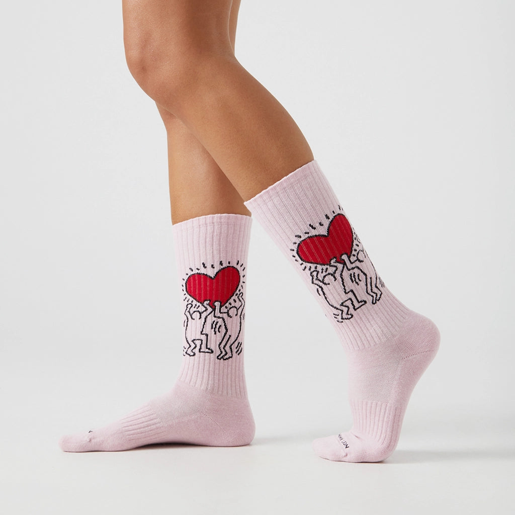 Calcetines Jimmy Lion Keith Haring Heart en modelo, estilo deportivo inspirado en arte pop