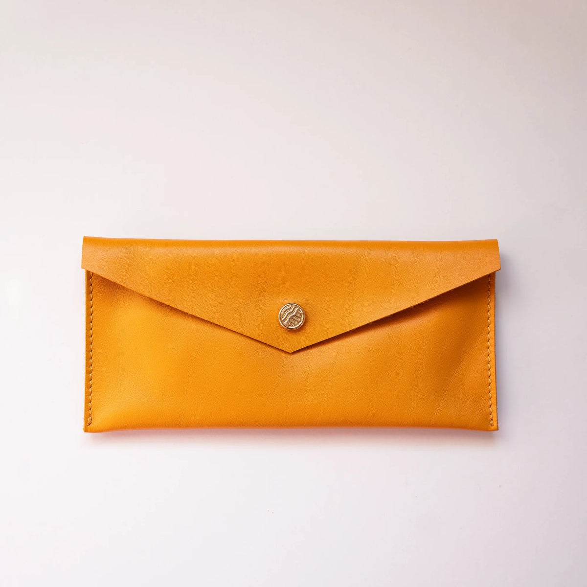 Cartera sobre alargada de piel mostaza THE BAG LAB
