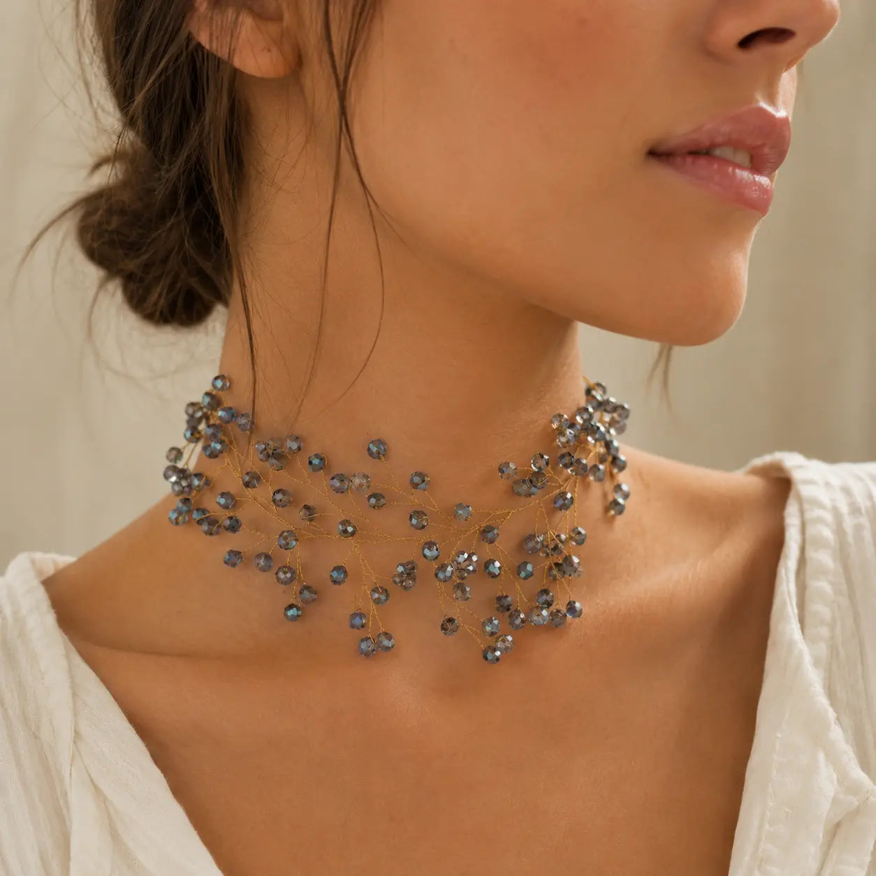 Gargantilla choker con cristales facetados azules y cadena dorada
