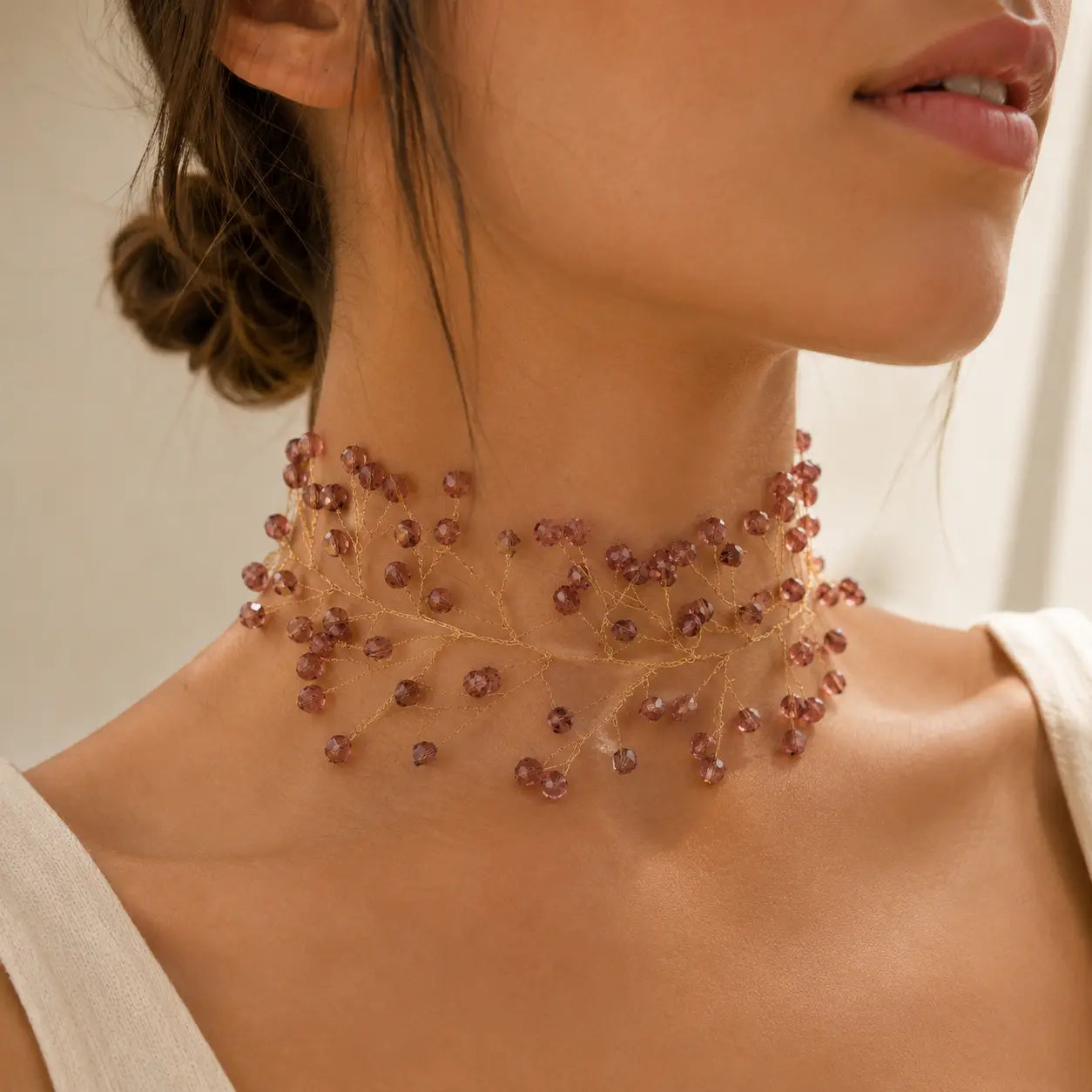 Choker con cristales facetados granate sobre cuello de modelo