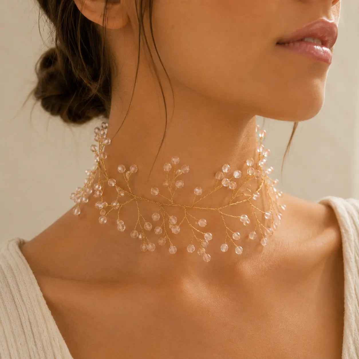 Choker dorado con cristales facetados transparentes sobre el cuello