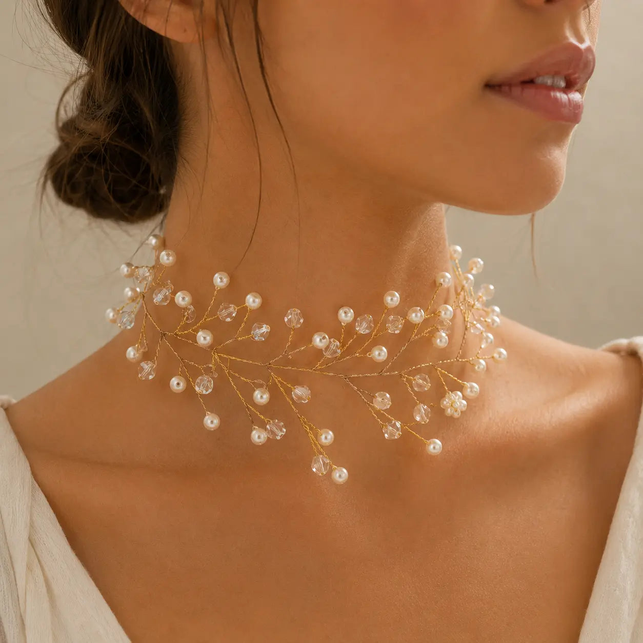 Choker con cristales transparentes y detalles de perlas en tono dorado