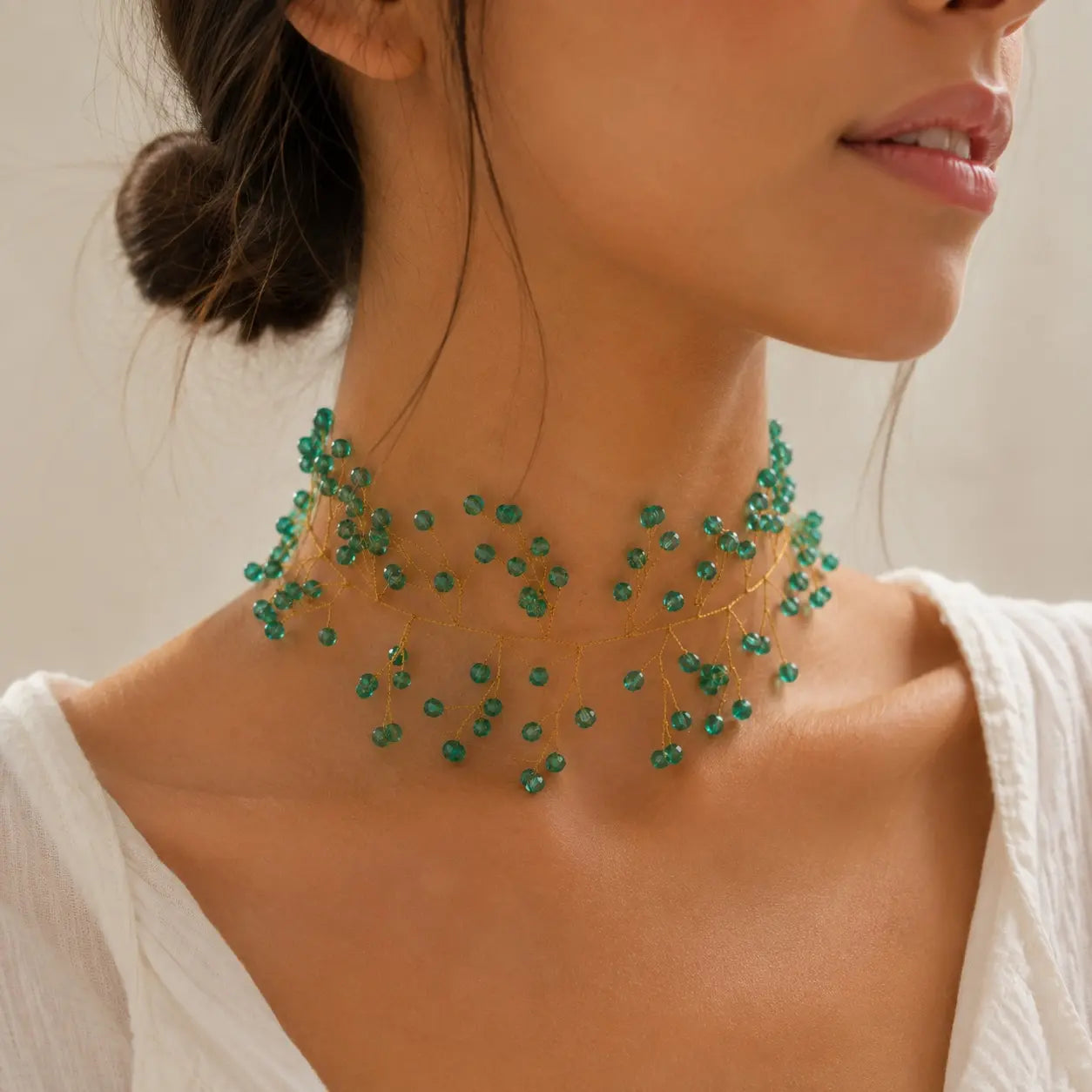 Gargantilla choker dorada con cristales facetados verdes