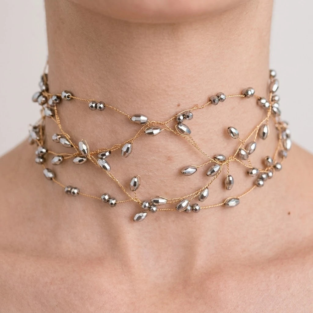 Choker Liana plateado puesto, vista frontal: red de hilo dorado con cristales facetados plateados