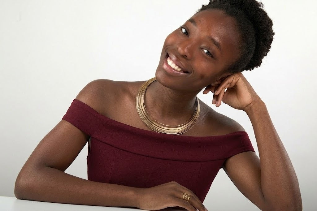 Choker Linea Dorado ajustable sobre modelo con escote, estilo elegante y minimalista