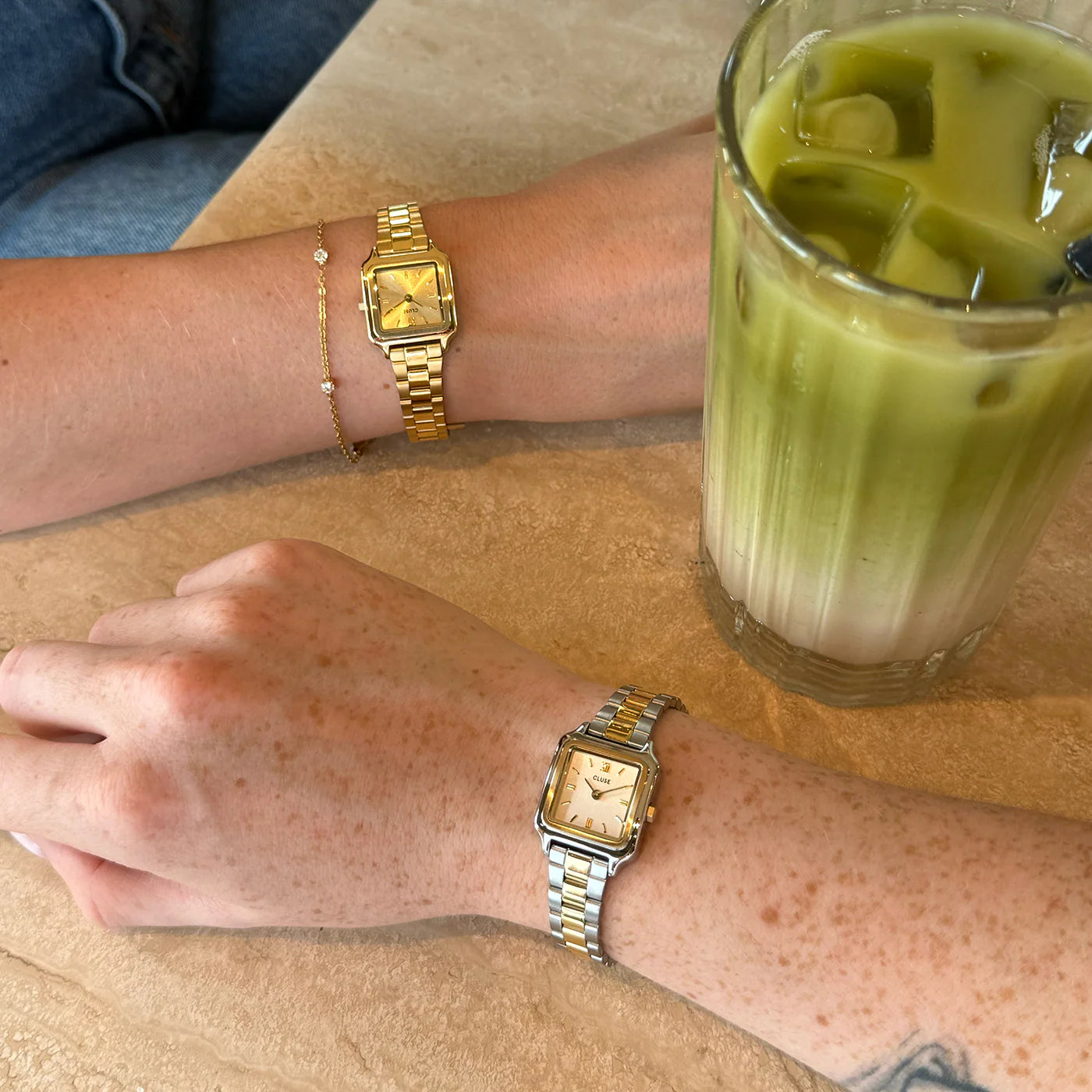 Relojes Cluse Gracieuse Mini Bicolor y dorado sobre mesa, estilo casual femenino